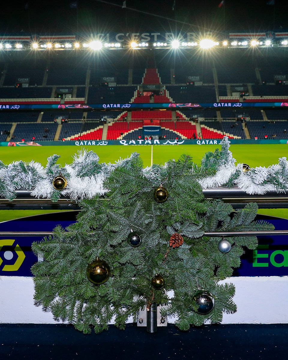 PSG_inside's tweet image. Le 𝐏𝐚𝐫𝐜 𝐝𝐞𝐬 𝐏𝐫𝐢𝐧𝐜𝐞𝐬 fête aussi Noël 🏟️🎄

Joyeux réveillon à toutes et à tous ! ❤️💙