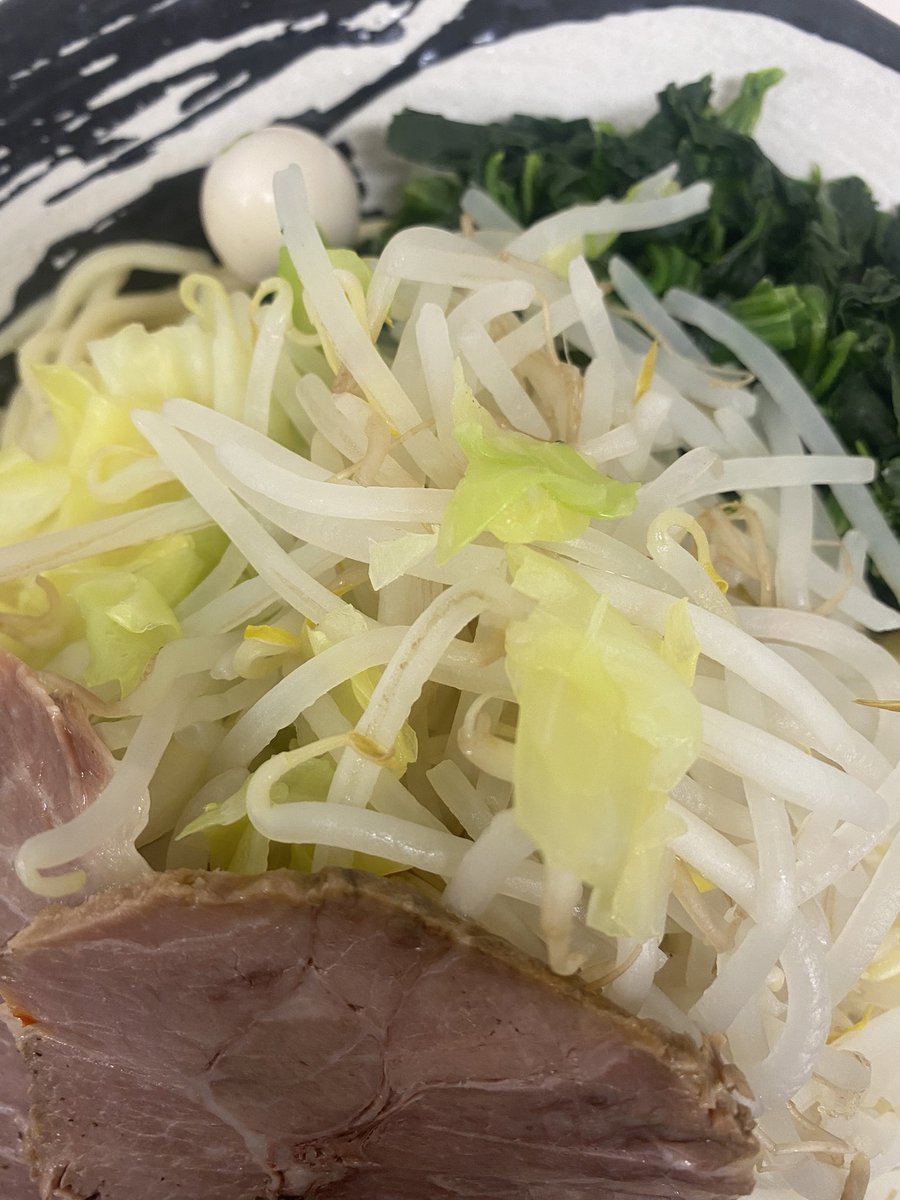 m_kan43's tweet photo. 今日はしっかりファーストいかせていただきました！この下に麺が隠れていますがベジを先に食べたことには変わりはないのでセーフです！
クリスマスイブ？今年もあったのか知りませんでした。
イブでバイト頑張った自分を褒めながらいかせていただきます
#今日もベジファースト https://t.co/vlazhPn9zy