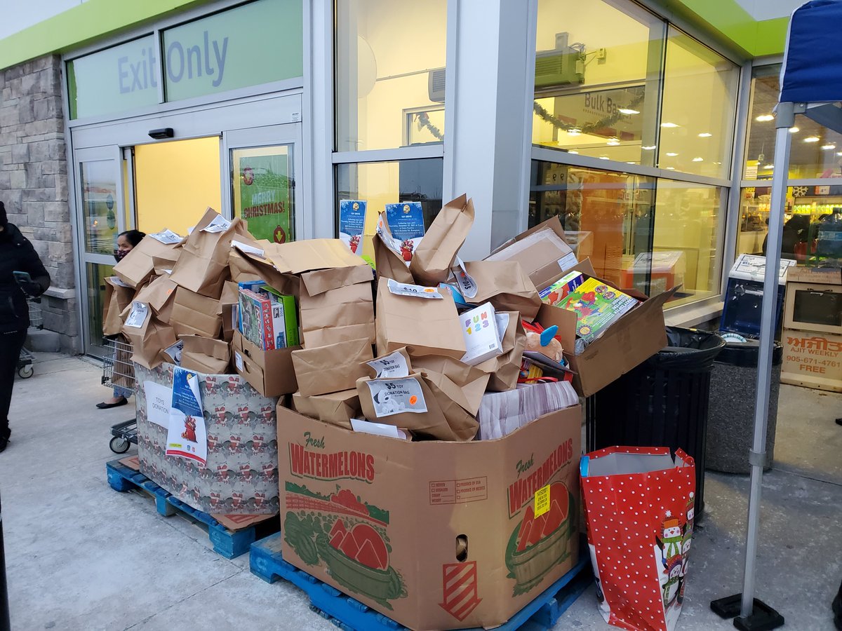 BNagra1970's tweet photo. Another successful partnership with Bali from Chalo @sobeys on our @PeelPolice toys for tots drive.

In the end we were able to gather and donate close to 800 toys.

We also collected a large amount of clothes and hygiene products for a local holiday drive.

1/2 https://t.co/AfHsOpIi60