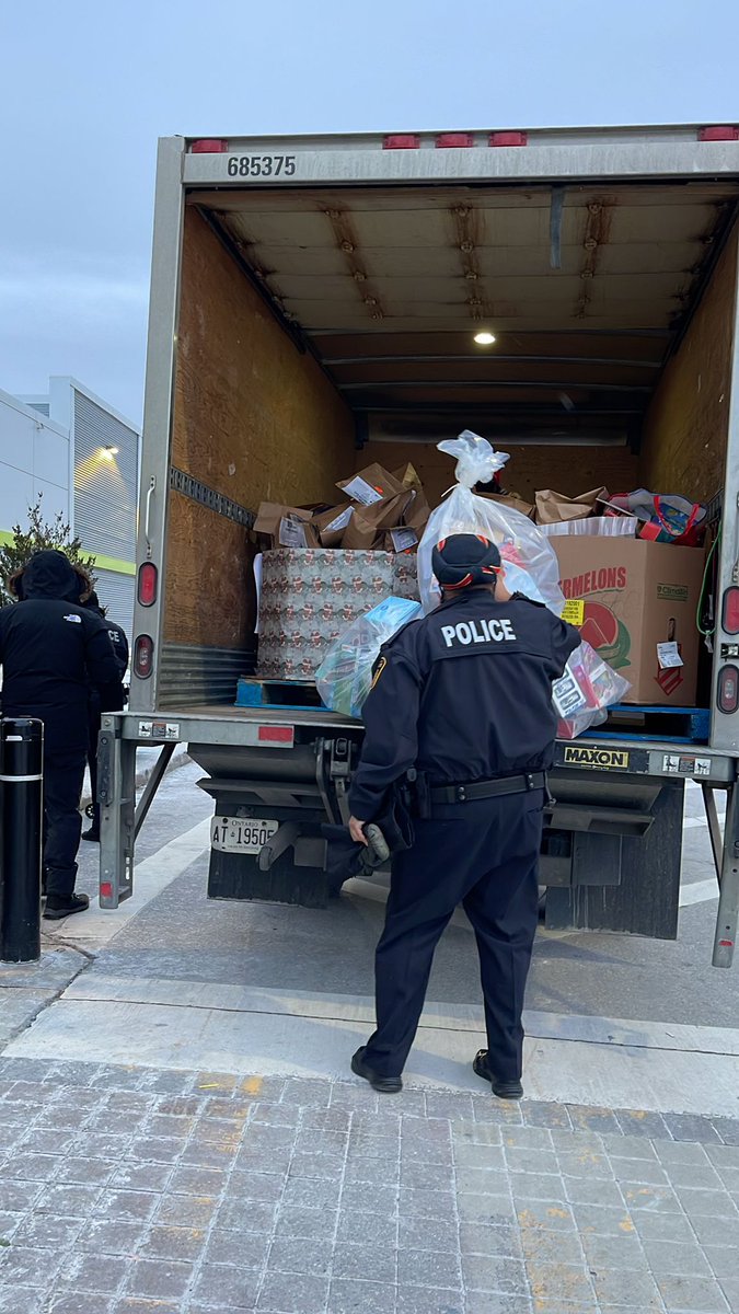 BNagra1970's tweet photo. Another successful partnership with Bali from Chalo @sobeys on our @PeelPolice toys for tots drive.

In the end we were able to gather and donate close to 800 toys.

We also collected a large amount of clothes and hygiene products for a local holiday drive.

1/2 https://t.co/AfHsOpIi60