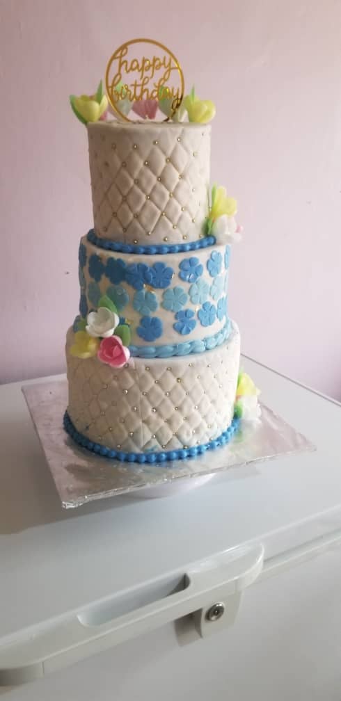 amon_mulyowa's tweet photo. U  hit a Land mark 100 cakes this week since you started making cakes. You taught your self how to make these cakes. I remember the disappointment u always got when the product wasn't always good. U pressed on and here we are with #MichysBakery. https://t.co/5IgEBgBv6q