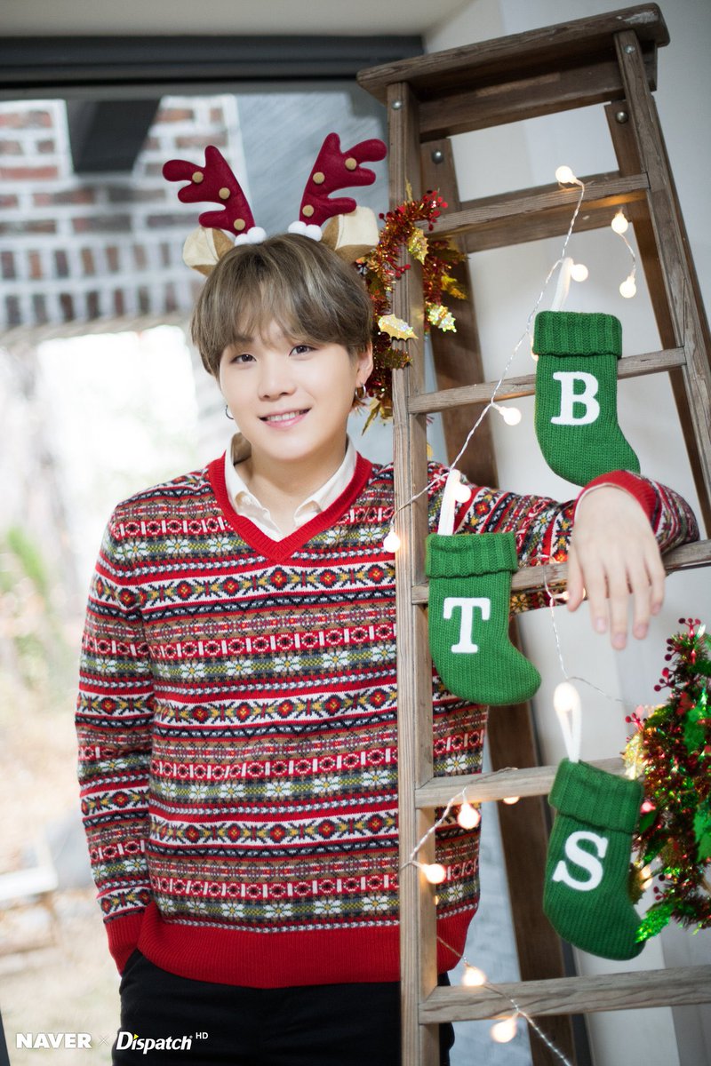 dailyoonjoy's tweet photo. merry christmas from yoonjoy! 💚🎄 https://t.co/kkmZQWzoTY