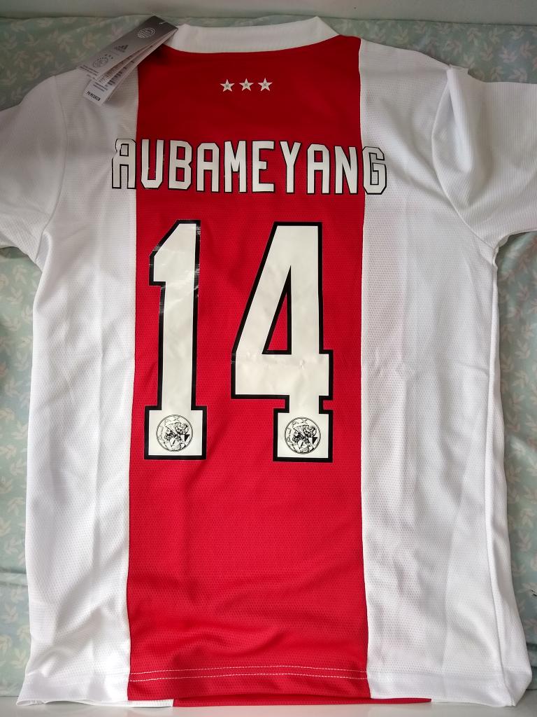 rodrigo_viana14's tweet image. Pedi uma camisa do Arsenal na Shopee e os caras me mandaram do Ajax é mole KKKKKKKKKKKKKK