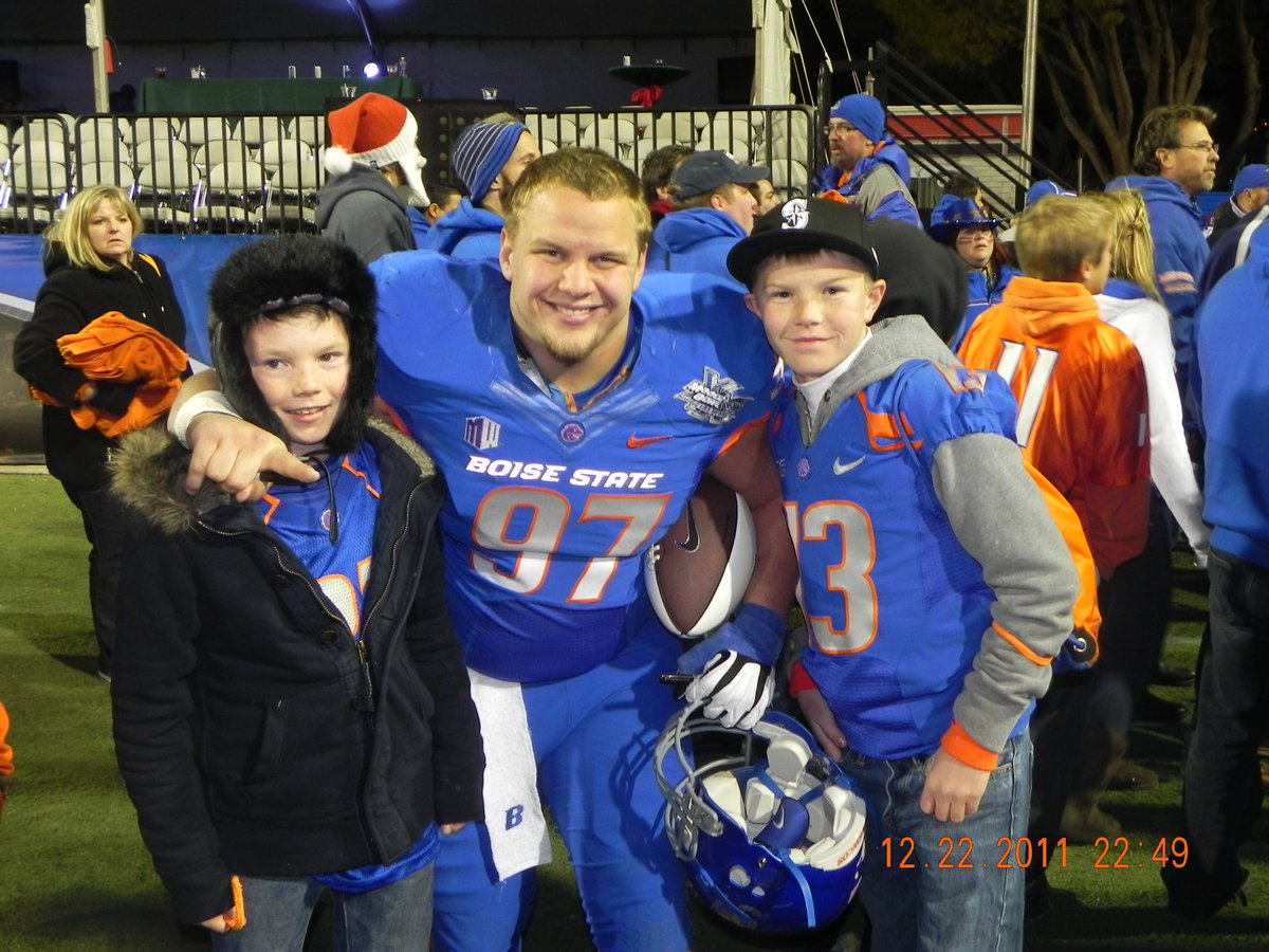jennibear34's tweet photo. @TheSocietyAG @chasebaker91 @mcckshea @TCrawford98 @El_Coco_Grande @MikeAtkinson99 My favorite photo of @chasebaker91 with my boys after the Maaco Bowl in Vegas! https://t.co/PXD603Vkdx
