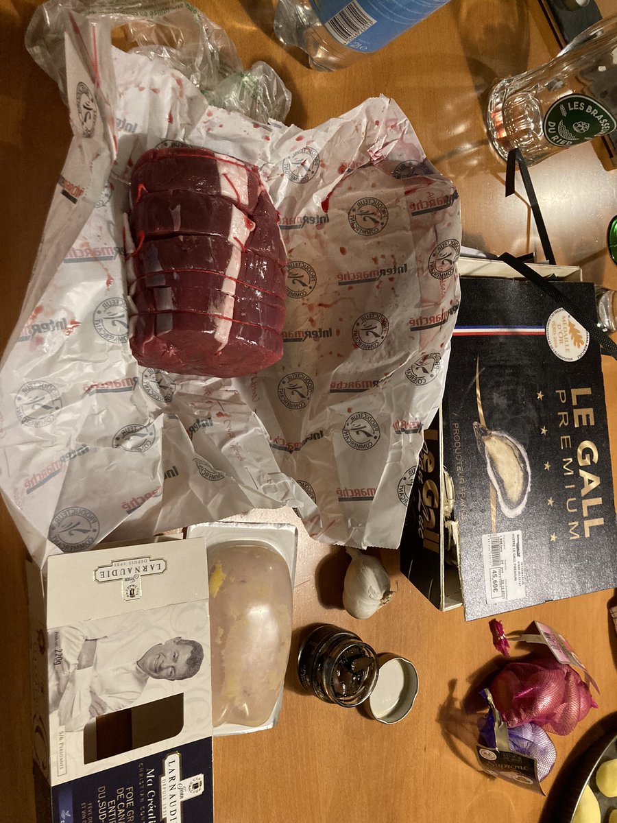 Glædelig jul, folkens.
Det er et ulige år, så julen foregår i Alsace, og det betyder, at gås,rødkål, sovs osv erstattes med østers og Tournedos Rossini - velbekomme