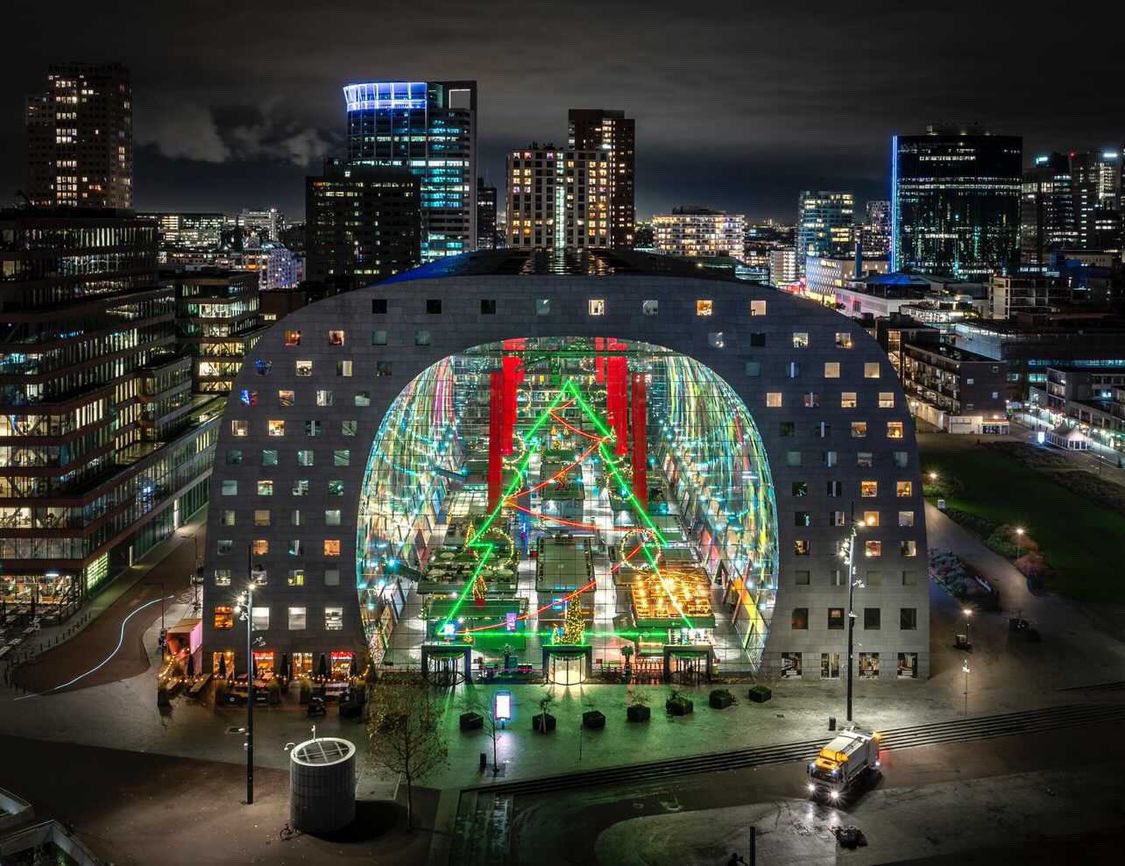 Picfee's tweet image. Het kerstshot van @_jeroenvandam #demarkthal #blaak #fijnefeestdagen #MerryChristmas #Rotterdam #rotterdamcity #picfee