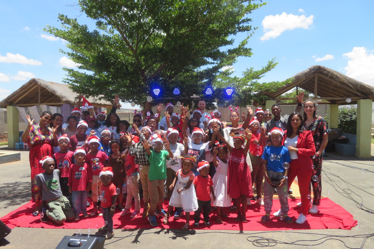 ainaenfance's tweet photo. Noël magique à Malaza où les enfants et les personnels d'Aïna ont fêté Noël ce jour dans la joie et la bonne humeur. Un moment très attendu par tout le monde.  
Ce soir feu de camp et demain distribution des cadeaux, la magie continue...Très joyeux NOËL à vous toutes et tous ! https://t.co/wa7gcn629J