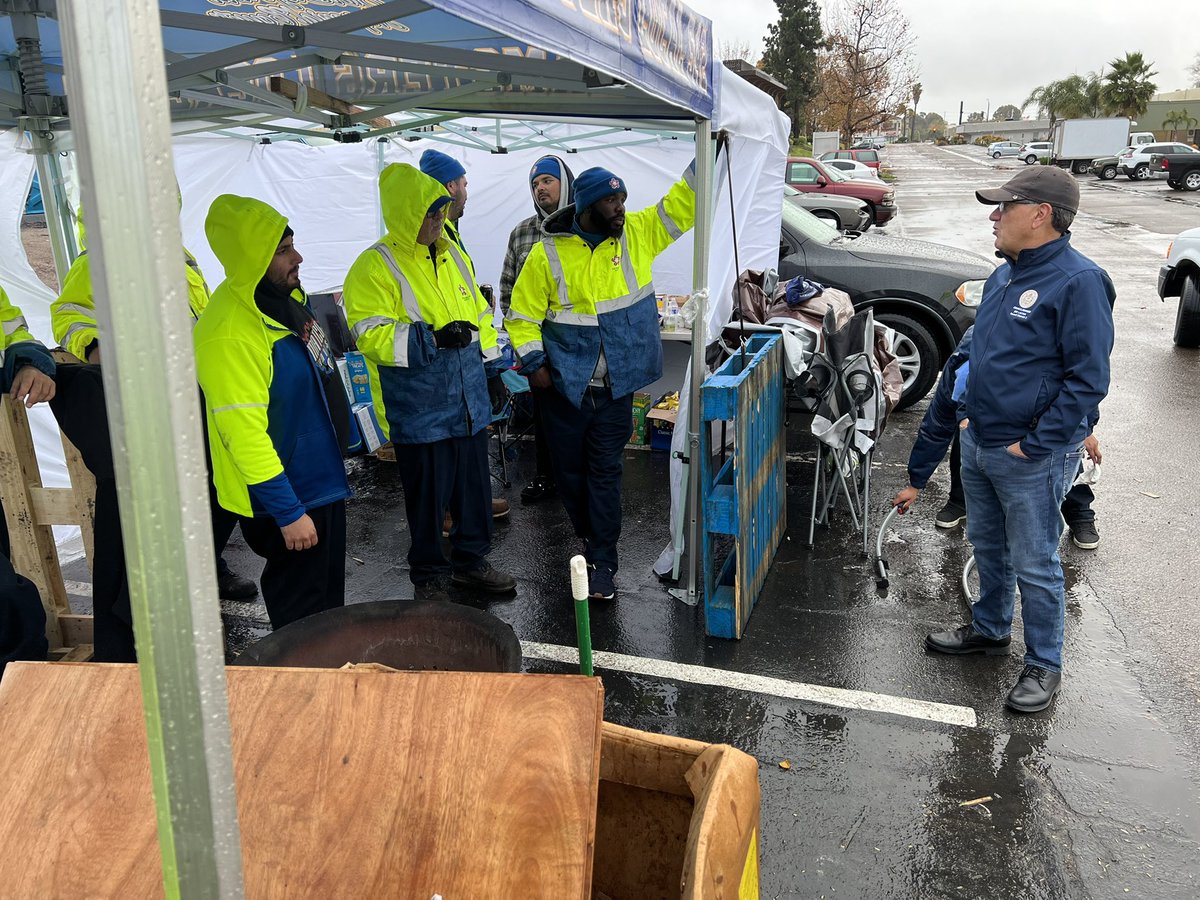 shaunmartinez's tweet photo. Thank you for your support on the picket line @JoeLaCavaD1 #RepublicSanDiegoStrike @Teamsters #Local542 https://t.co/zbDCeRoGsc