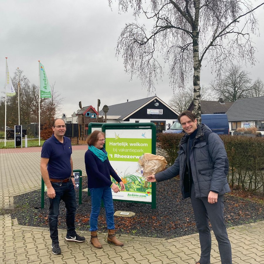 Wethouder <a href="/AlwinteRietstap/">Alwin te Rietstap</a> heeft de campings van gemeente Hardenberg gefeliciteerd. Zij behouden ook in 2022 de 5 ANWB-sterren. Goed bezig!
✓ Sprookjescamping
✓ De Pallegarste
✓ Kampeerdorp De Zandstuve
✓ Vakantiepark 't Rheezerwold
✓ Camping 't Veld