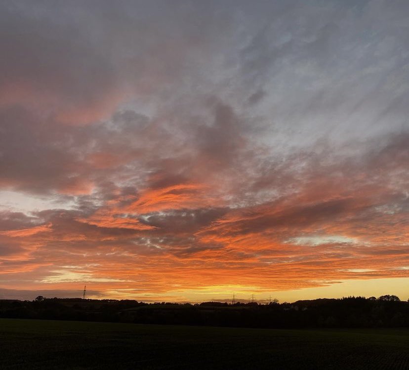 Saying good night to all on Christmas Eve. I still have wrapping to do so switching off with a glass of red and Love Actually. The sky is clear so I think it may be a beautiful sunrise - watch this space! Wee pic of sunset from WS a few weeks ago…don’t give up on your dreams😊