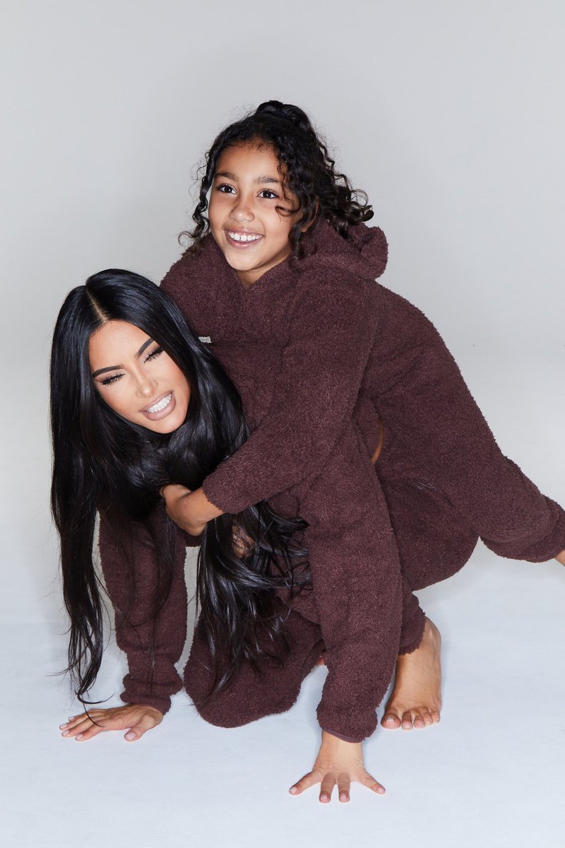 KimKardashian's tweet photo. 🤎 https://t.co/cfUOFBQDeN