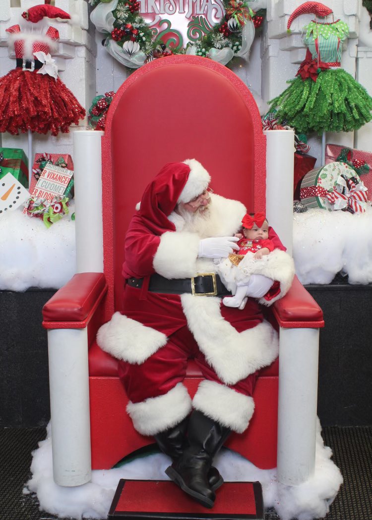 guerreroalbert0's tweet photo. Her fist Christmas Eve ❤️ and fist time meeting Santa 😍❤️hermosa mi baby https://t.co/TI1zOEQy6c