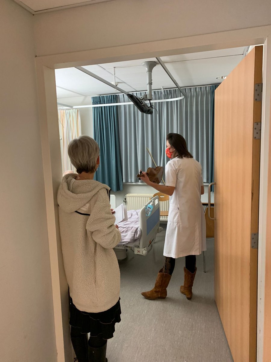 Op deze kerstavond klonk onder andere het bekende kerstlied Silent Night in de gangen van de kliniek 🎻  Een van onze artsen speelde viool en team Geestelijke verzorging heeft gedichten uitgedeeld 🎄🌟 #aangenaamdichtbij