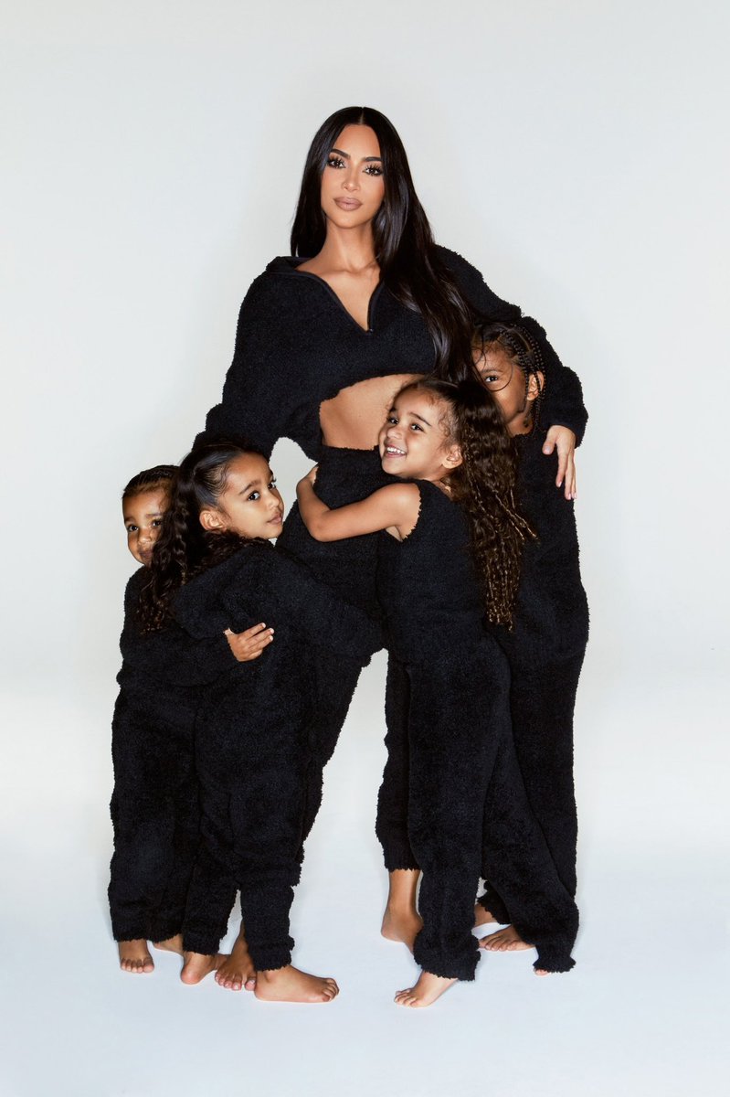 KimKardashian's tweet photo. 🖤🎄 https://t.co/HKvZEy0ytn