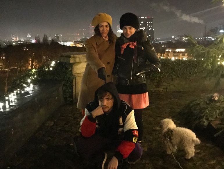 RealPandaEyes's tweet photo. my two older sisters, neve and me on x-mas eve 🖤🎄🐼 merry christmas to you all gamers 👊 https://t.co/zZjsvsNR2v