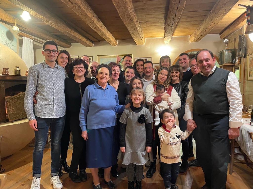 21 persone e 4 #generazioni in una fotografia. Ecco la grande famiglia #Crucolo riunita per celebrare il #Natale2021