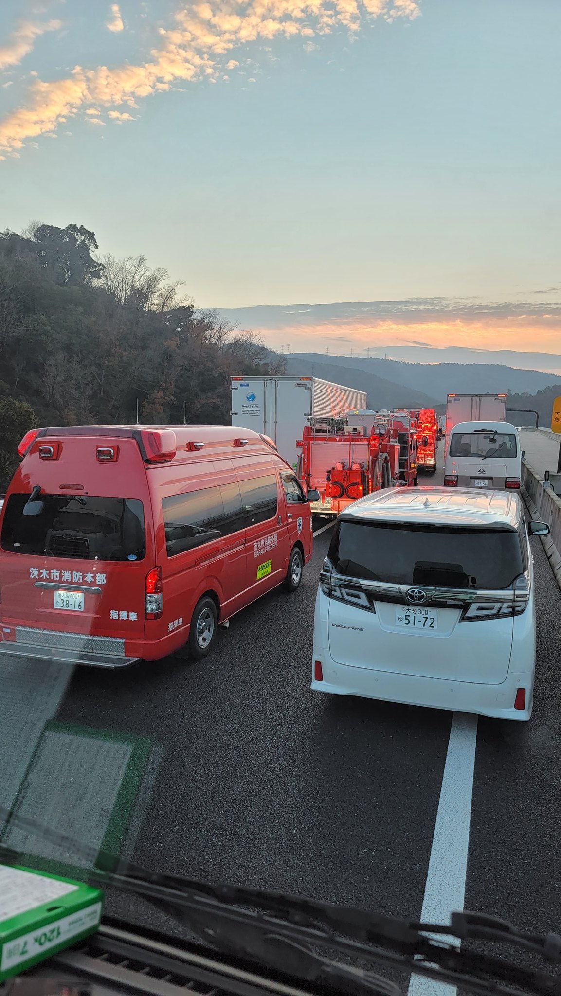 新名神高速道 茨木千提寺ic 高槻ic間で横転事故 乗用車2台が閉じ込め 激混みで車が進まない 通行止め渋滞 新名神 12月25日 まとめ部