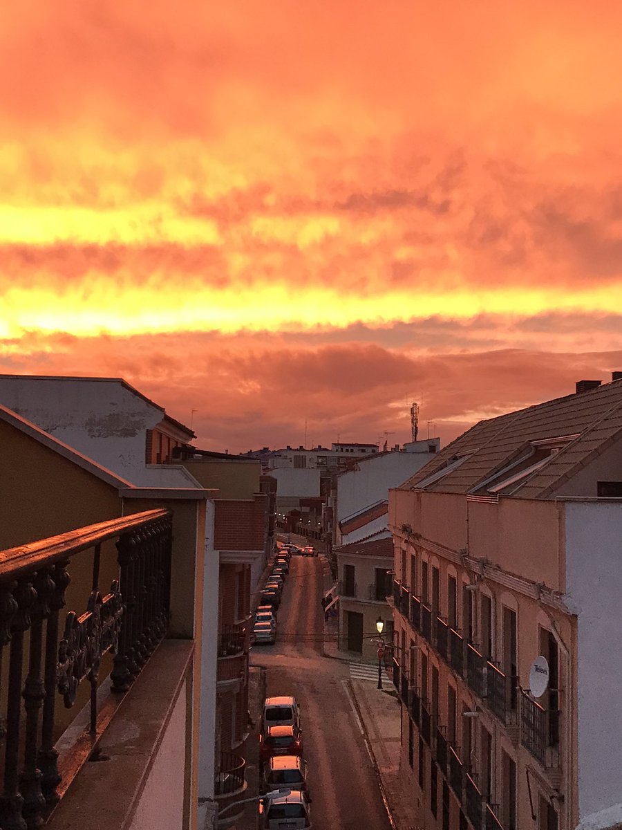 onsurbe9's tweet photo. @tiempobrasero Atardecer en Tomelloso https://t.co/XVgVD2HEYf