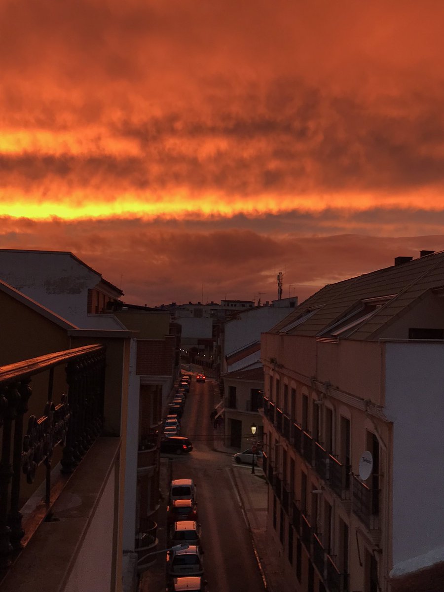 onsurbe9's tweet photo. @tiempobrasero Atardecer en Tomelloso https://t.co/XVgVD2HEYf
