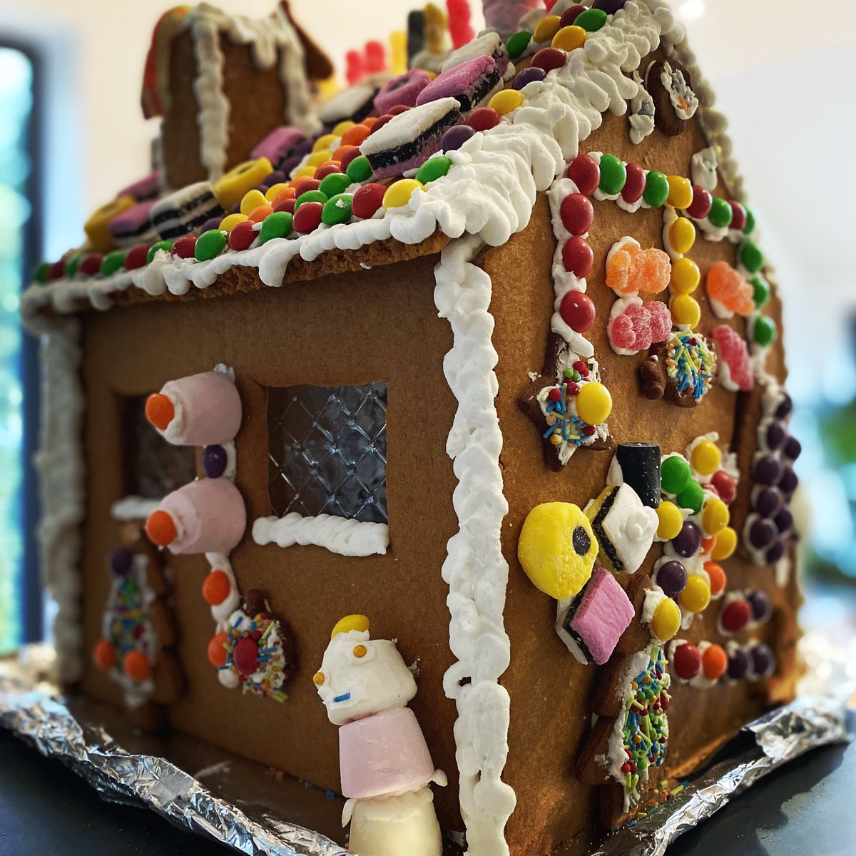 pumpkinprojects's tweet photo. 🎄Wishing you all a very Merry Xmas and a New Year full of joy and I look forward to seeing many of you in person in 2022🤞🏻This year’s gingerbread house was decorated by the kids all by themselves - it was hard not to take over the creative direction so I had to leave the room 😅 https://t.co/EI5gbVXsZg