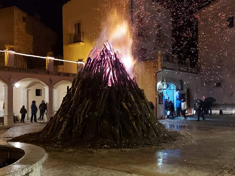 RadioParco's tweet photo. U fóch 🔥
Acceso il falò della sera di #Natale nella piazza di #VillettaBarrea
#PNALM
#festedinatale
#tradizioni
📷 foto di Rita Giampaolo https://t.co/YT1NlEF2XD