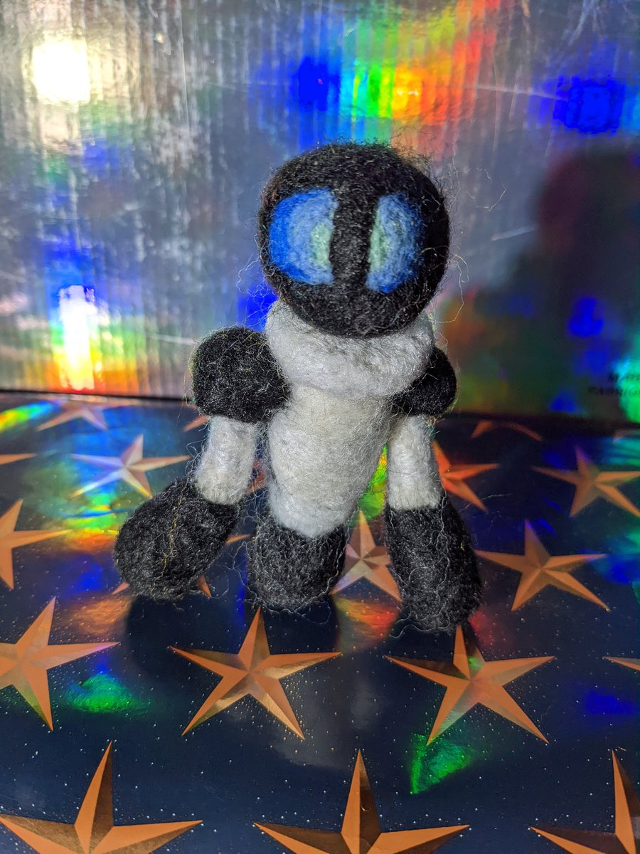 VixNickNacks's tweet photo. I made Robo from the Qubic Games Robonauts out of felt.
The head is removable and connects using magnets so you can switch between bodys!
Lots of fun to make

#QubicWinterFest #BeCreativeContest #FriendsWinterFest https://t.co/SoCGU0zbPF