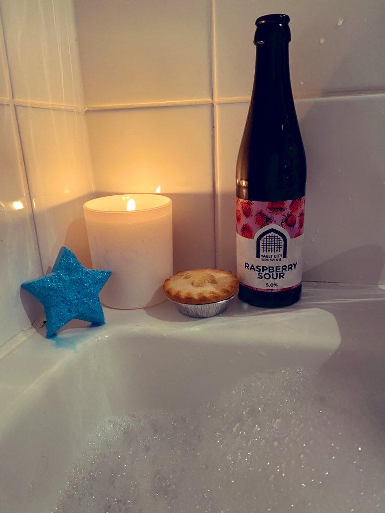 MARLATRON's tweet photo. Time for the annual Christmas Eve bath 🛁 🎄 https://t.co/XAXy8mW6xs