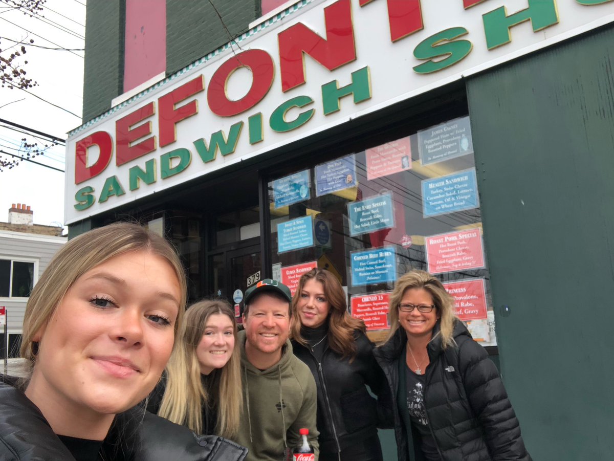 dbeshada1's tweet photo. Christmas Eve #NYC food trip, stop #1. #defontes #brooklyn https://t.co/tVTy1X4yu0