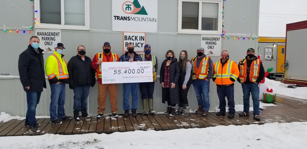 TransMtn's tweet photo. Spreading the holiday cheer in Edson! 🎁

We're grateful for the Midwest &amp; #TransMountain employees who raised and donated more than $50,000 to the Edson Food Bank Society.

Thank you to the Expansion Project workforce for supporting our  communities. 👏 https://t.co/lDUZnSoLxV https://t.co/0cKNs46i24
