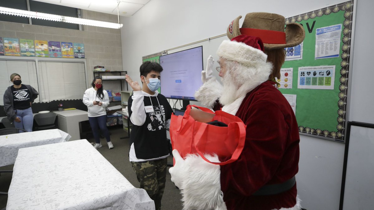 For the 25th year, <a href="/JohnLynch49ers/">John Lynch</a> and his family hosted the John Lynch Foundation Christmas Party presented by <a href="/united/">United Airlines</a>, providing gifts and <a href="/49ers/">San Francisco 49ers</a> tickets to youth from <a href="/BGClubSV/">Boys & Girls Clubs</a> and a local military family 🎁 

📸 49rs.co/32s1MnI