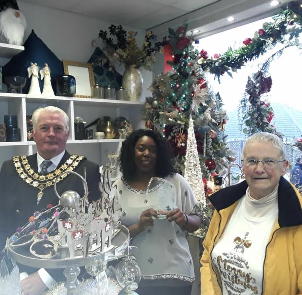 MagentaTrends's tweet photo. Magenta has won the #Chistmas #Window competition 2021 #Ashfield our Creative Window Display Service for other #SmallBusiness means I can give back to the #Community making shop windows inviting &amp; receptive to new revenues 
Ask me how I can help your business 
#windowdisplay https://t.co/xWMg4tSQ9s