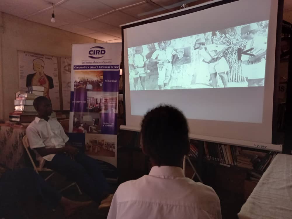 CirdGuinee's tweet photo. Le 24 décembre, le #CIRD a projeté le film Xala de Sembene Ousmane devant les élèves de 12ème et terminale de Harounaya bilingue. La projection a été suivie de débats sur le thème : L'Afrique indépendante : conflits entre tradition et modernité. 
#CIRD
#EDUCATION
#GUINEE https://t.co/e72REzVcOL