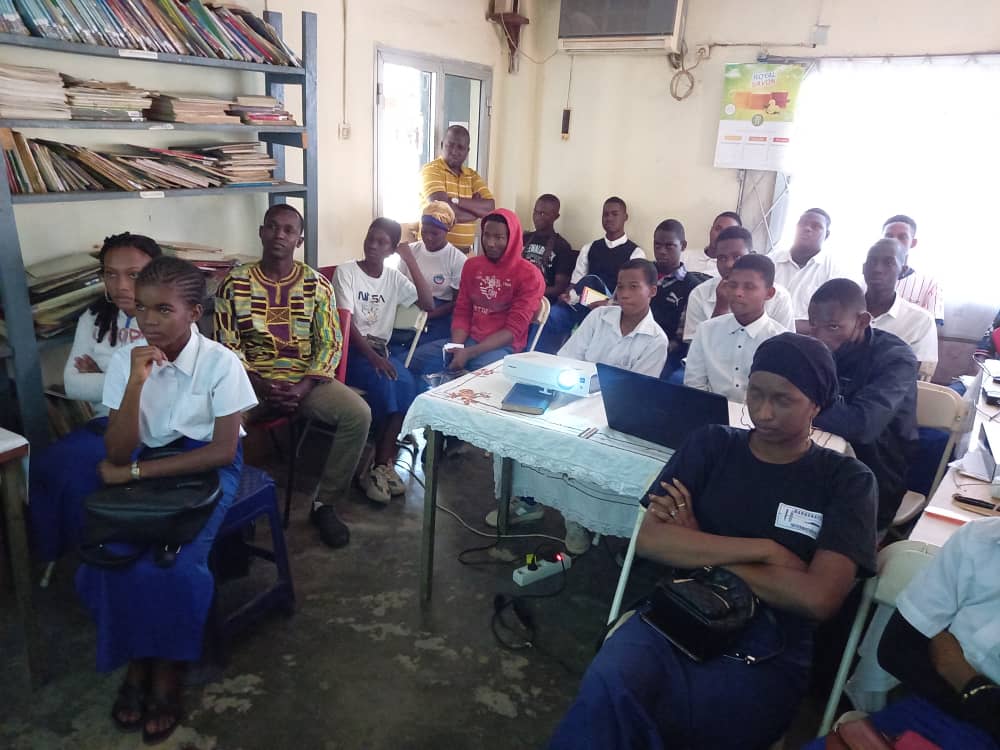 CirdGuinee's tweet photo. Le 24 décembre, le #CIRD a projeté le film Xala de Sembene Ousmane devant les élèves de 12ème et terminale de Harounaya bilingue. La projection a été suivie de débats sur le thème : L'Afrique indépendante : conflits entre tradition et modernité. 
#CIRD
#EDUCATION
#GUINEE https://t.co/e72REzVcOL