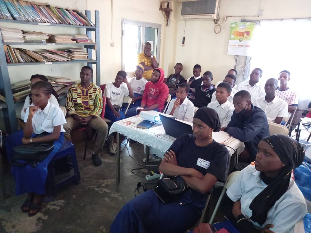 CirdGuinee's tweet photo. Le 24 décembre, le #CIRD a projeté le film Xala de Sembene Ousmane devant les élèves de 12ème et terminale de Harounaya bilingue. La projection a été suivie de débats sur le thème : L'Afrique indépendante : conflits entre tradition et modernité. 
#CIRD
#EDUCATION
#GUINEE https://t.co/e72REzVcOL