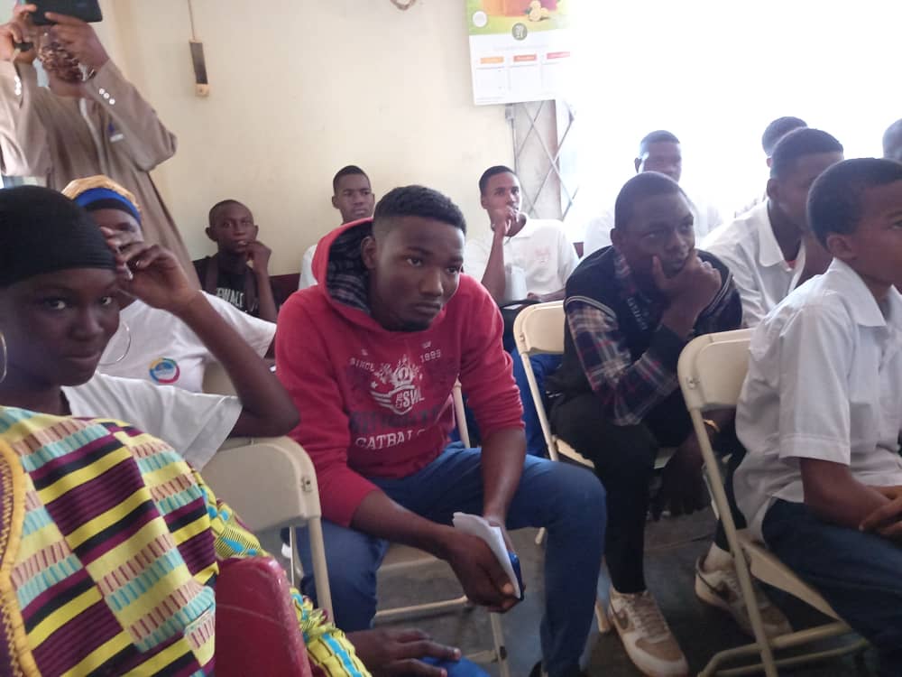 CirdGuinee's tweet photo. Le 24 décembre, le #CIRD a projeté le film Xala de Sembene Ousmane devant les élèves de 12ème et terminale de Harounaya bilingue. La projection a été suivie de débats sur le thème : L'Afrique indépendante : conflits entre tradition et modernité. 
#CIRD
#EDUCATION
#GUINEE https://t.co/e72REzVcOL