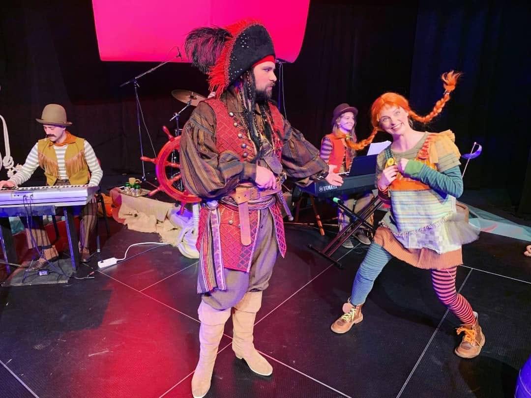 ReporterNS's tweet photo. NOVOGODIŠNJI ROKENROL ZA DECU 🥁
🎅 25. i 26.12.
🎶 🎶🎸 Plesne cipele na noge, roditelje za ruke, čekamo vas na Velikoj sceni Pozorišta mladih!
🎟️ Rezervacije i prodaja: 021/521-826
#pozorište #mladih #novisad https://t.co/q2psUCOG3n