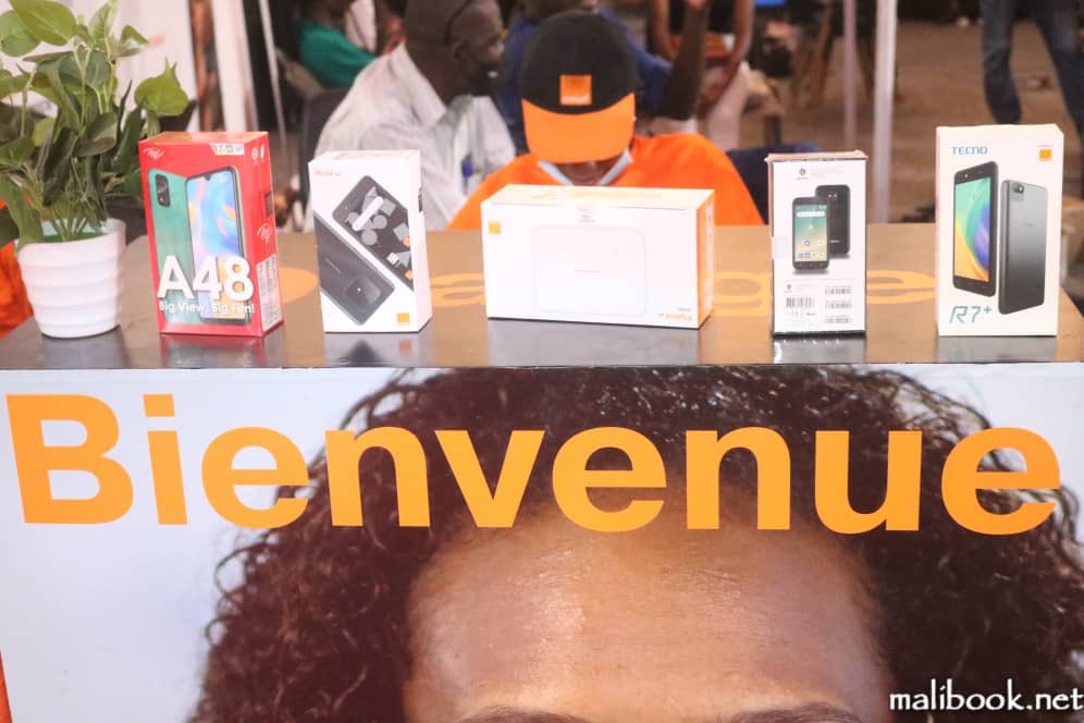 Malibooknews's tweet photo. 🟧 @Orange_Mali :: Retrouvez votre Opérateur numéro 1 #Orange  au Salon International de l’artisanat du Mali #SIAMA, du 23 décembre 2021 au 02 janvier 2022 au #FEBAK de Kalaban Coura. https://t.co/7DxC78sk8y