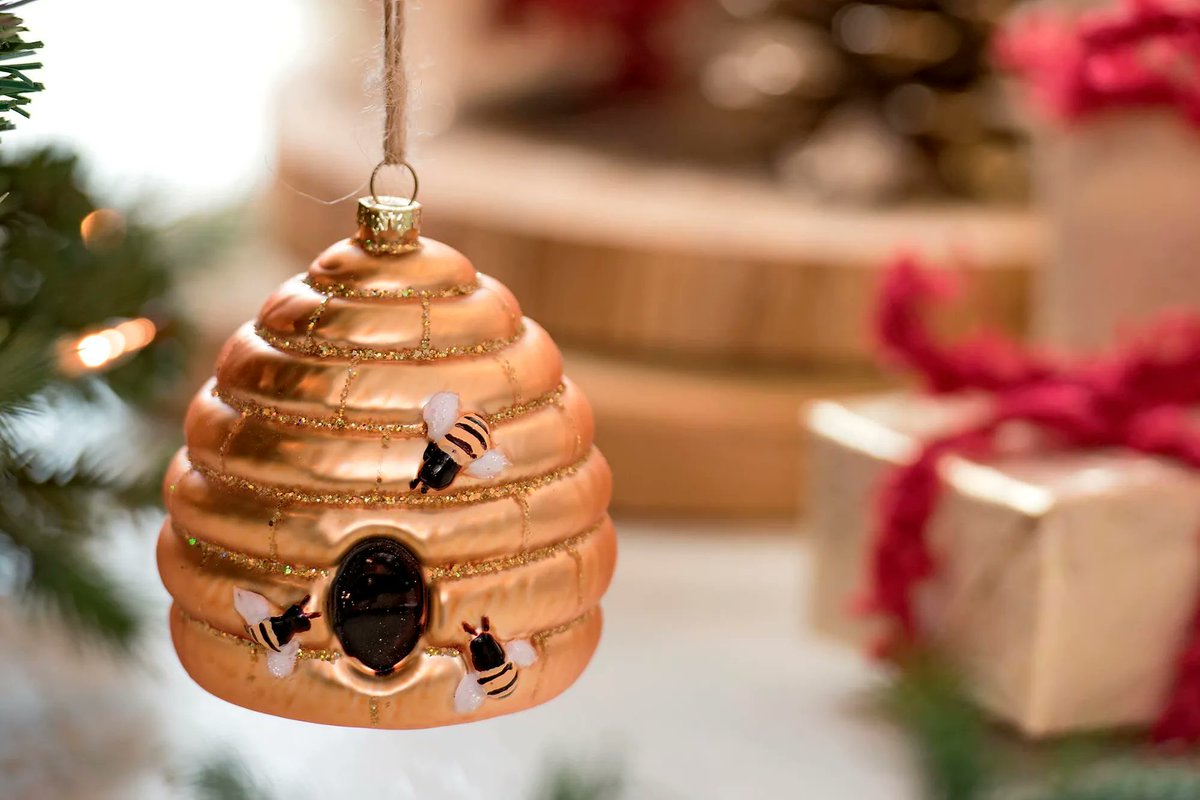 mieldelpanal_es's tweet photo. Seamos como las #abejas. Trabajemos en equipo, compartamos nuestra riqueza y endulcemos la vida de los demás. 🐝🍯🌸

Desde @mieldelpanal_es queremos transmitir nuestros mejores deseos para estos días de fiesta y alegría. 

¡#FelizNavidad y Próspero Año Nuevo! https://t.co/yKM6ERDse2