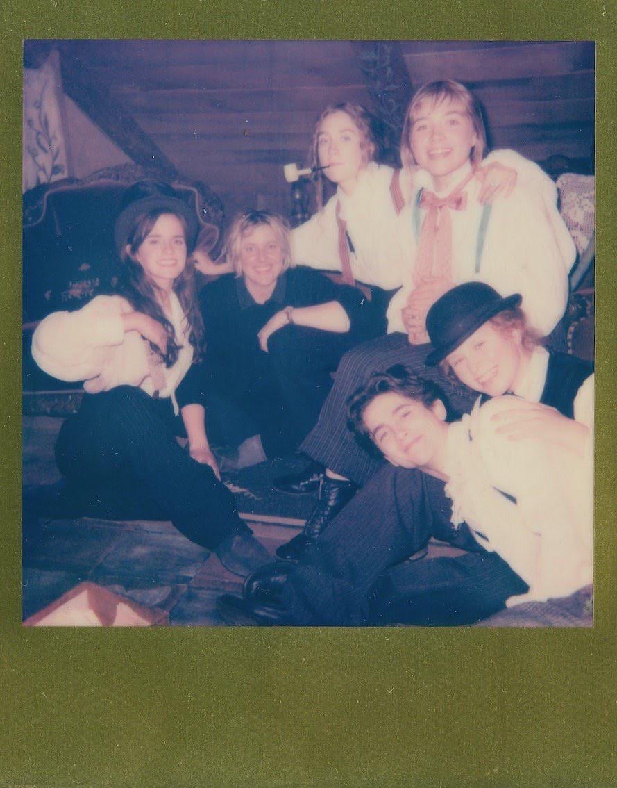 FilmUpdates's tweet photo. Emma Watson, Greta Gerwig, Saoirse Ronan, Florence Pugh, Eliza Scanlen and Timothée Chalamet on the set of Little Women (2019) https://t.co/xBQOTZqP38