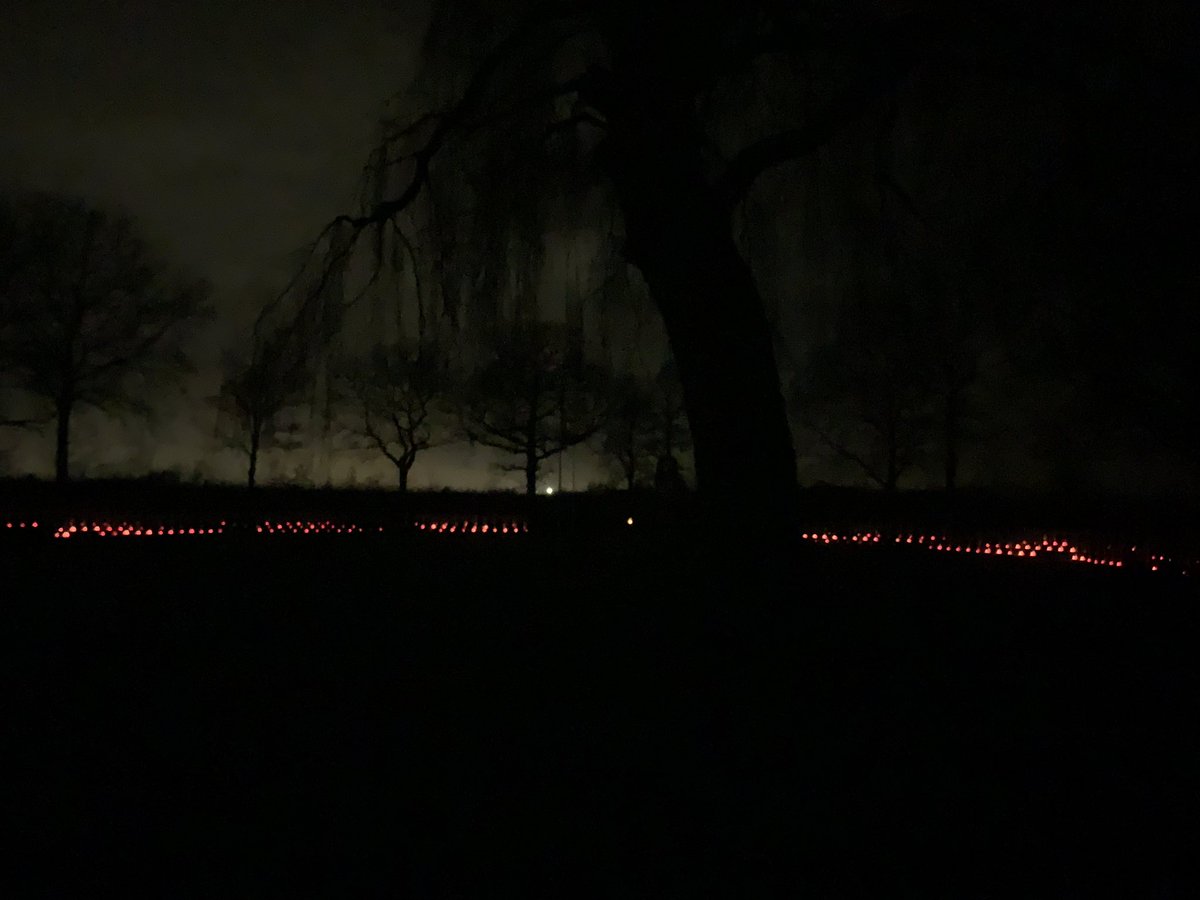 Vanavond hebben we uit diep respect 229 kaarsjes ontstoken op het Franse ereveld in Kapelle. We will remember them!