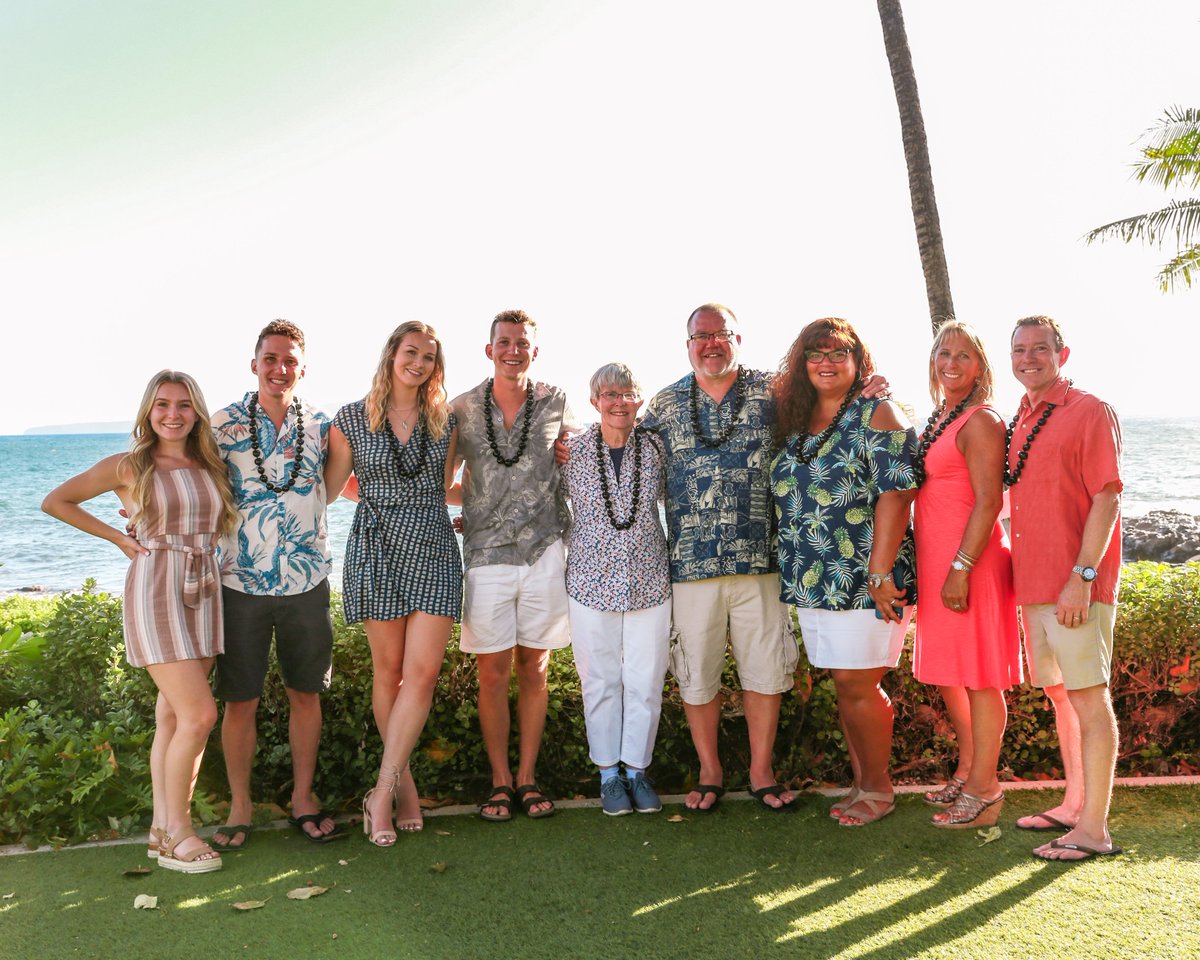 btkktrout's tweet photo. MERRY CHRISTMAS and HAPPY HOLIDAYS from our family to yours! We are grateful for our family and friends and the ability to spend time together during a crazy year!   MELE KALIKIMAKA! https://t.co/dYyjjmb6lq