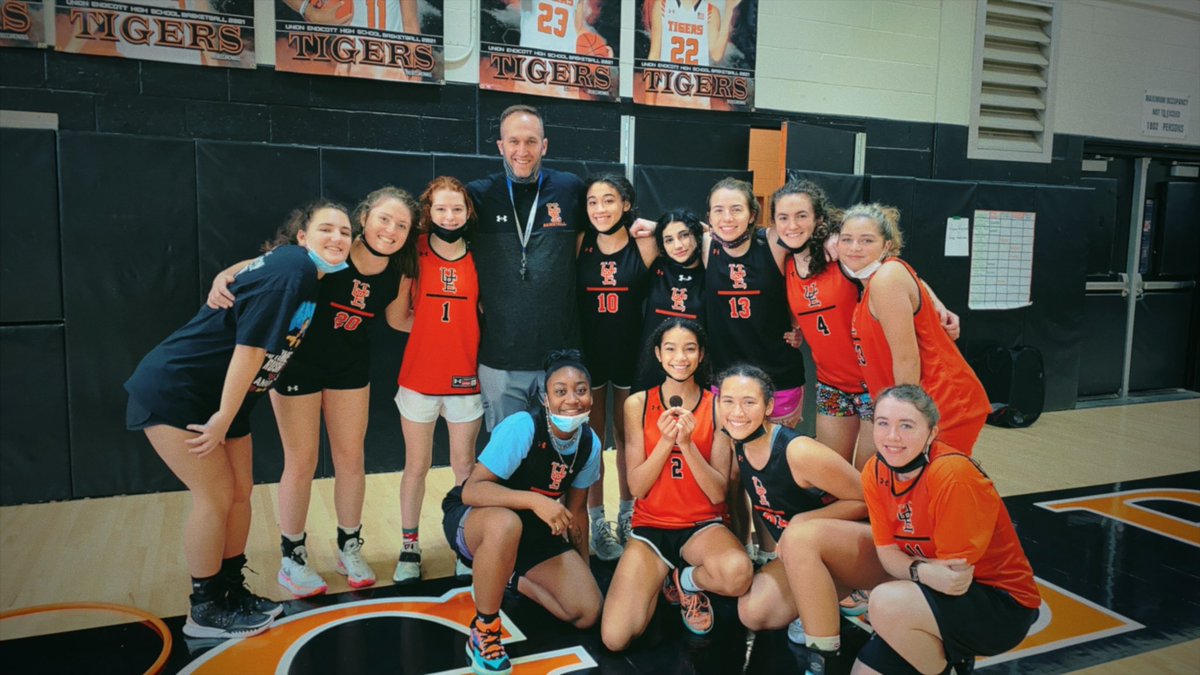 Merry Christmas from the Tigers! @tigers_ue