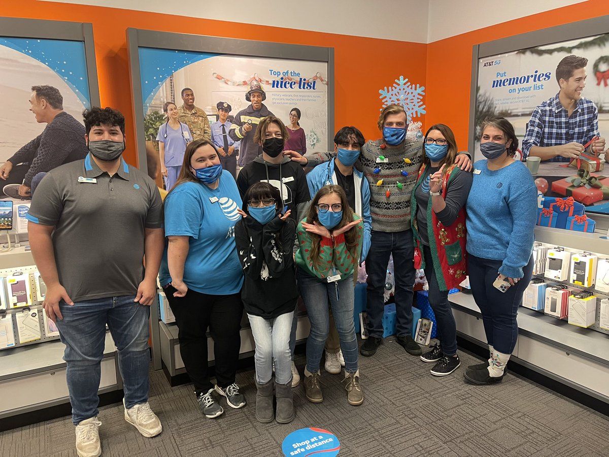 Happy Holiday’s from the @ChambersburgATT TEAM! 😊 <a href="/dipaolo_drew/">Drew DiPaolo</a>  <a href="/DViechnicki/">Dan Viechnicki</a> @attportables