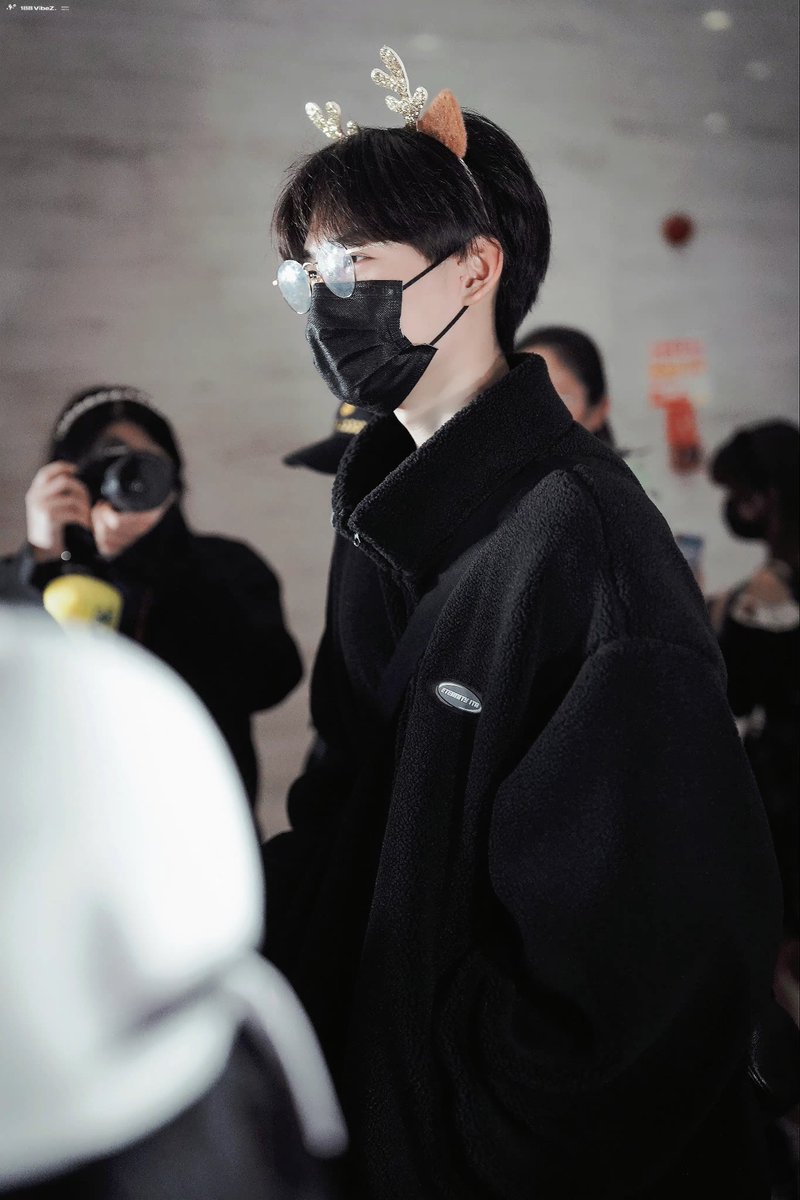 Keyu_closer's tweet photo. 작년 크리스마스... 이러고 공항을 다녔단말이야 깜찍이 https://t.co/G1RQcGts15