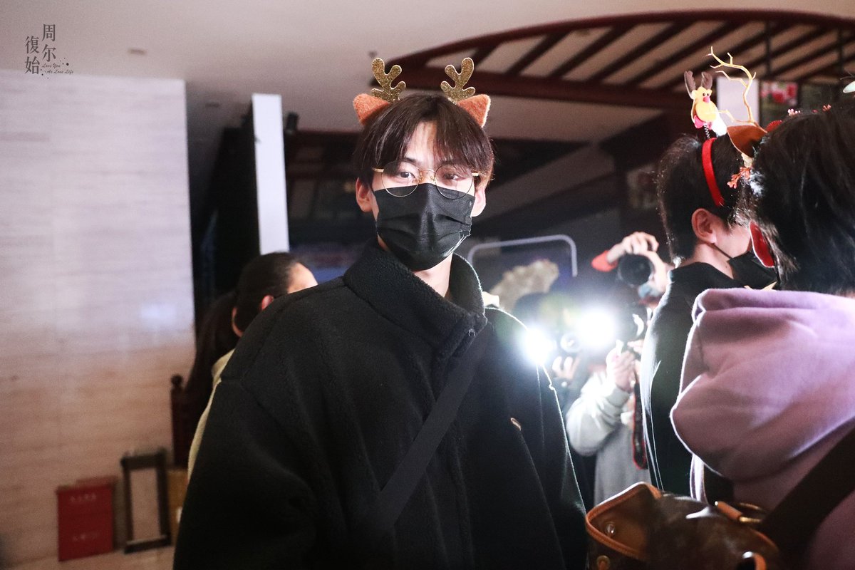 Keyu_closer's tweet photo. 작년 크리스마스... 이러고 공항을 다녔단말이야 깜찍이 https://t.co/G1RQcGts15