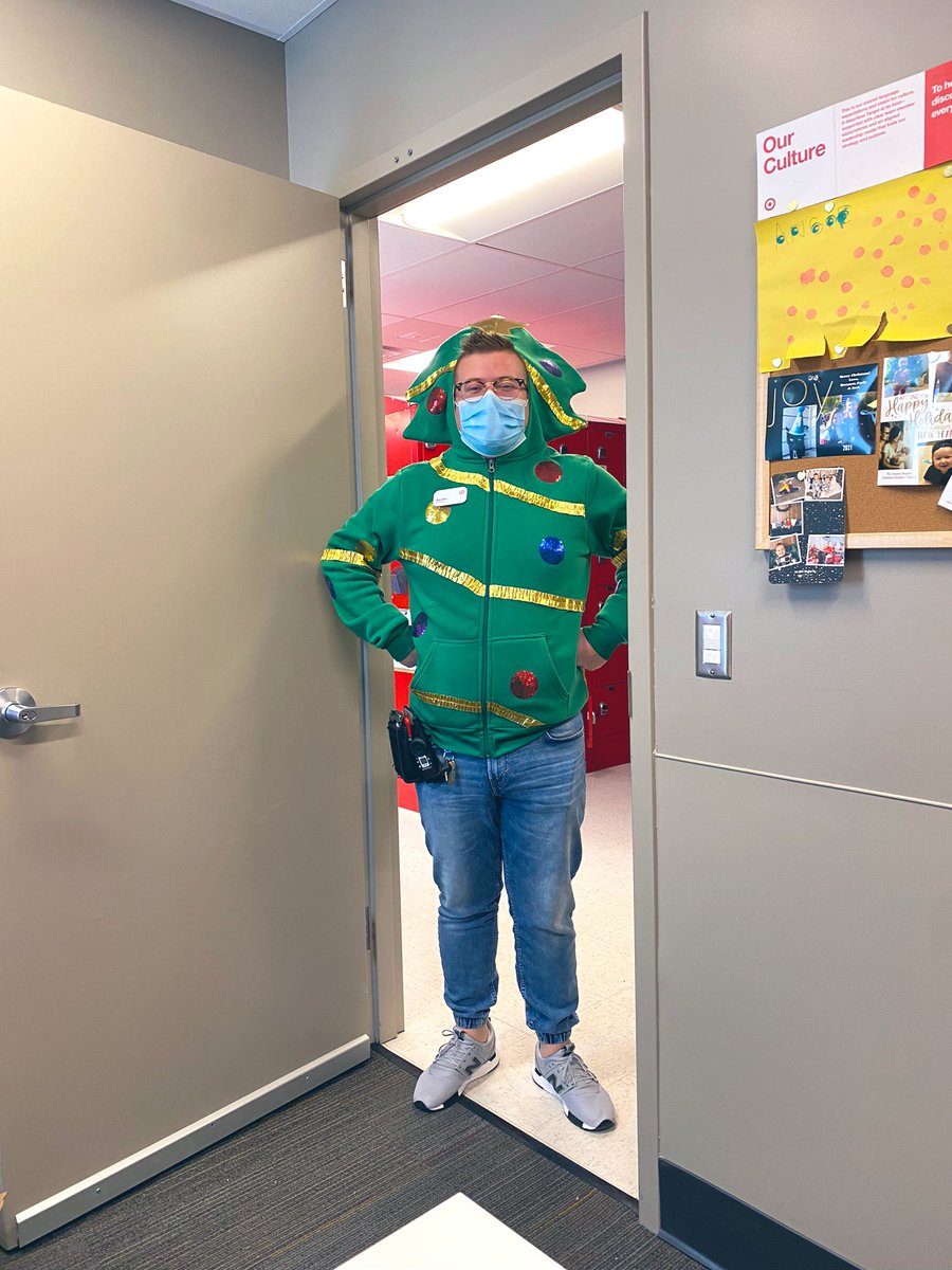 AngieSanchezETL's tweet photo. ETL - S&amp;E (@ETLAustin) is all about delivering ✨JOY✨ today!!🎄🎅🏼 #SpreadingGleeAt2303 #R100Cares @katie_konopasek @CarieBusboom @stevenfosterta1 https://t.co/1B5NbYqbDR
