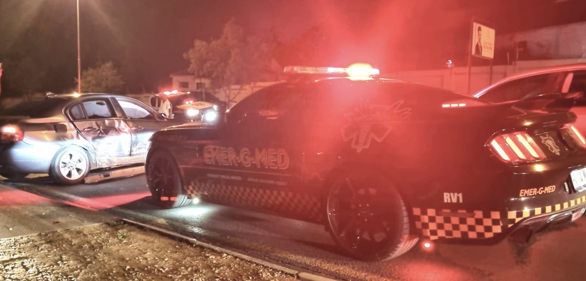 EMER_G_MED's tweet photo. 《DOUGLASDALE》#RV01 and #RV05 standing by at a collision on Douglas Drive. Thankfully no injuries on scene. Emer-g-med ensuring safety during this festive period, stay safe on the roads. @GTP_Traffstats @_ArriveAlive @EWNTraffic @News24 @IOL #whensecondscount https://t.co/B5OeWuOg8z