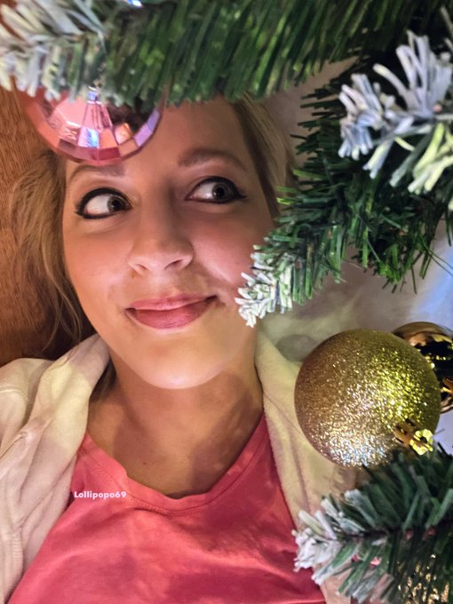 W&uuml;nsche Euch ein wundersch&ouml;nes Weihnachtsfest 💝✨🎁🎄🥰 genie&szlig;t die Zeit mit Euren Familien ✨ 🙏🏼 https://t<a href="/tag/fan"class="tags"><span>#fan</span></a><a href="/tag/redbull"class="tags"><span>#redbull</span></a><a href="/tag/f1"class="tags"><span>#f1</span></a><a href="/tag/formel1"class="tags"><span>#formel1</span></a>