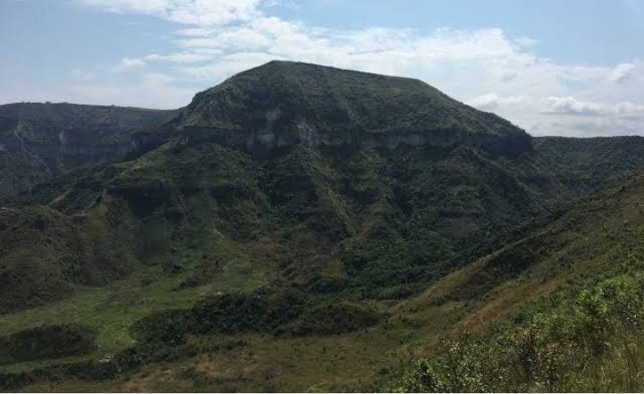 CrossYoka's tweet photo. [Thread]
Mangengenge (Pic Mense)
il se trouve au sud de la commune de la Nsele (Mpasa II).
une chaîne de Colline qui culmine à 710m et est donc visible à plusieurs dizaines de kilomètres.1/ https://t.co/P0i1rUifcy