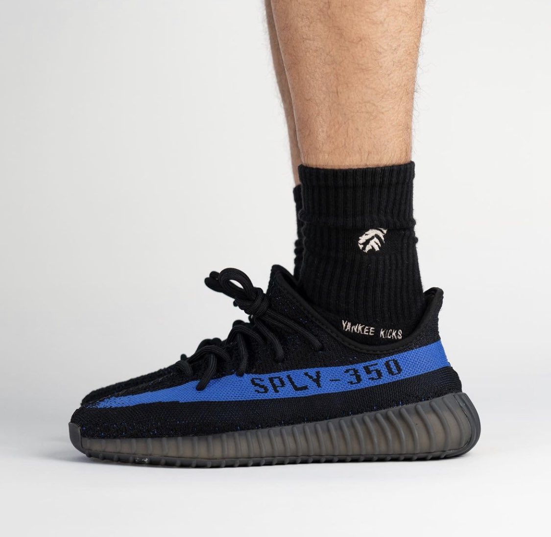 sneakerhuddle's tweet photo. FIRST ON FOOT LOOK ⚡️
Yeezy 350 V2 ‘Dazzling Blue’
Releasing 2022 https://t.co/3iZtX0SR55